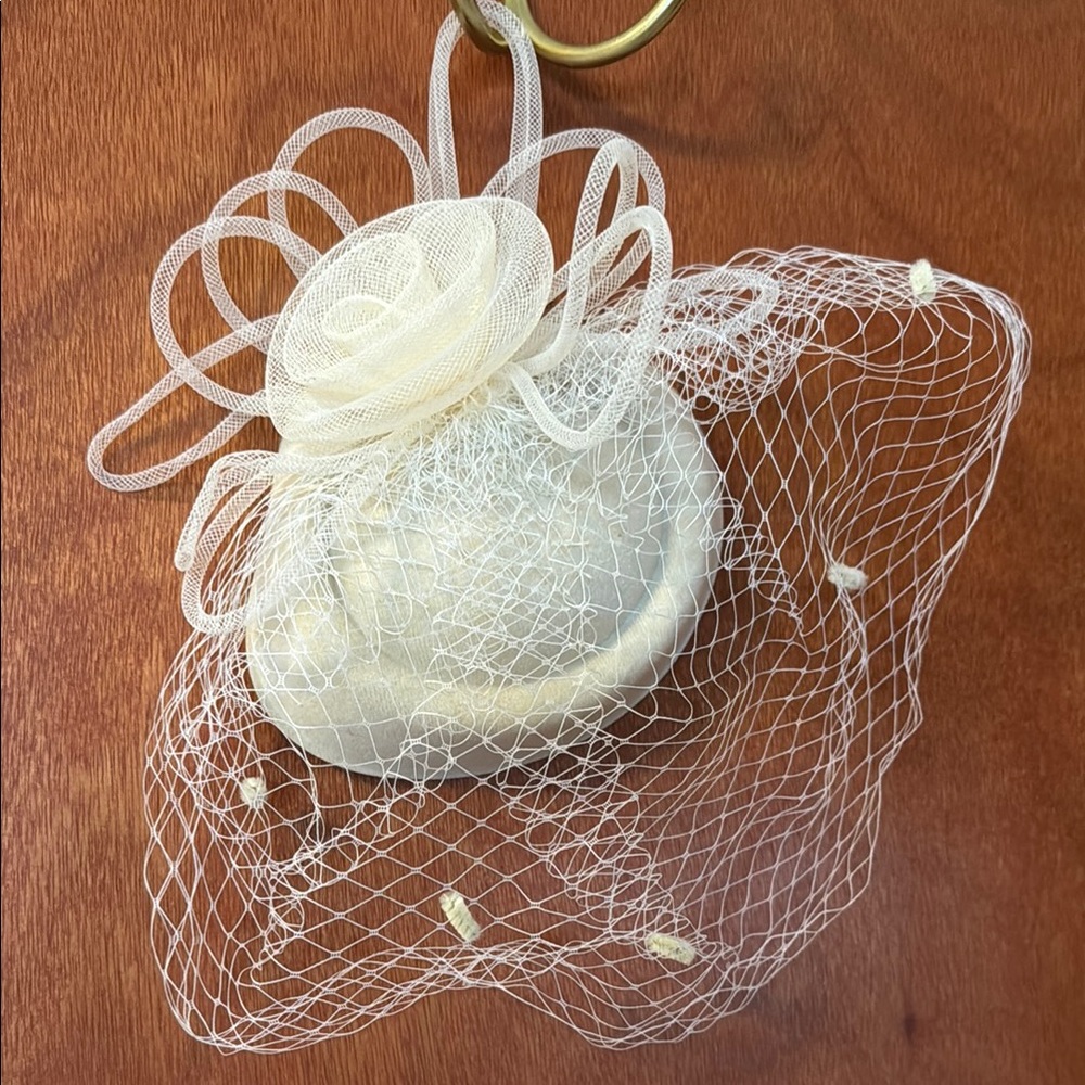 Cream Vintage-Inspired Fastener Hat with Birdcage Veil